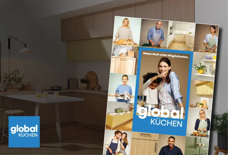 Helle Einbauküche mit Holzfronten, Esstisch und Sitzbank