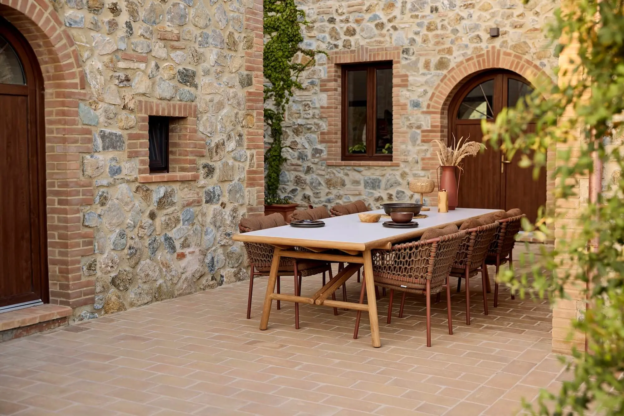 Cane_Line_Sitzgruppe_Tisch_Stuehle_geflochten_Holz