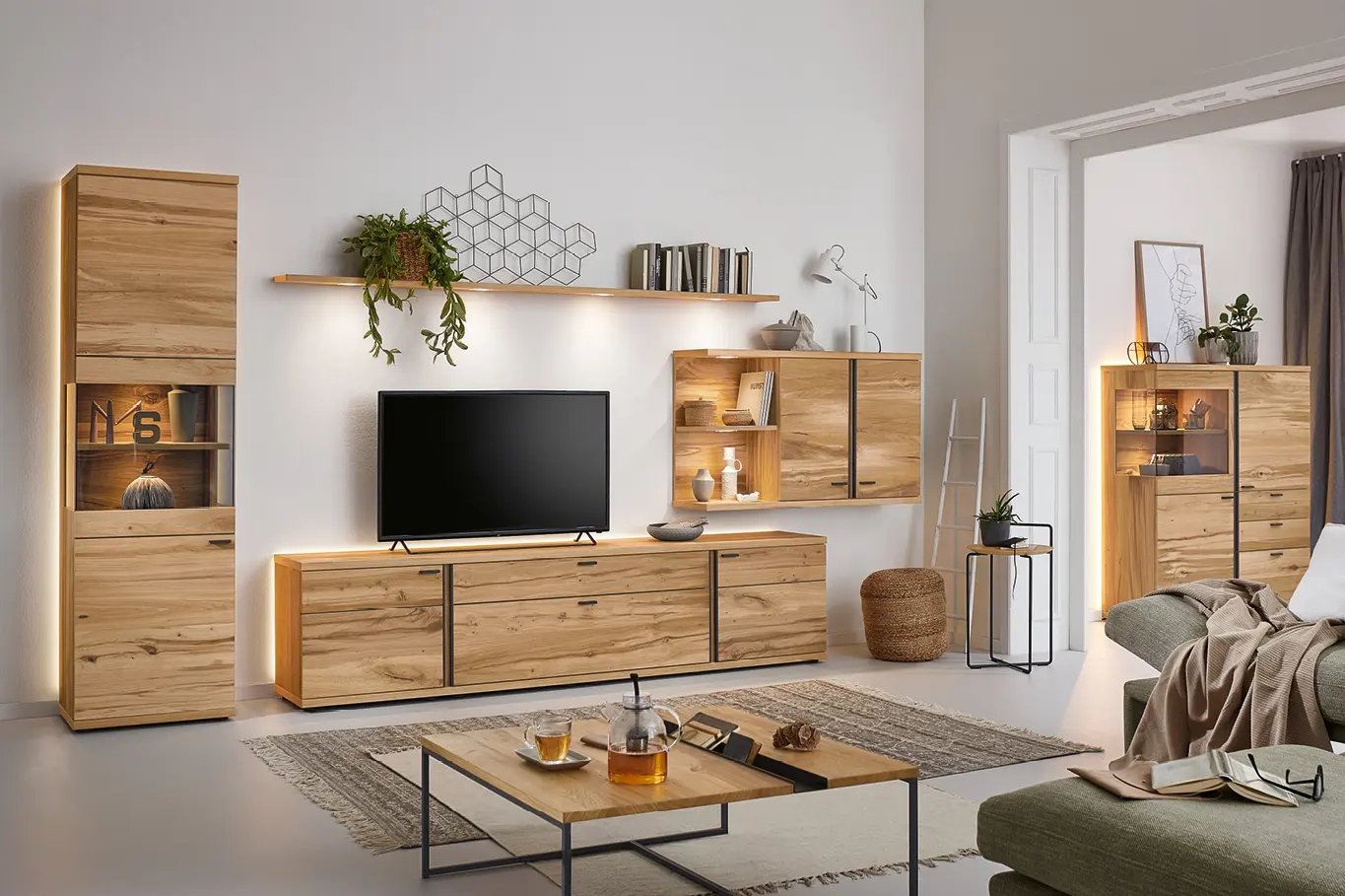 Beleuchtete Massivholzwohnwand mit passendem Couchtisch und Highboard