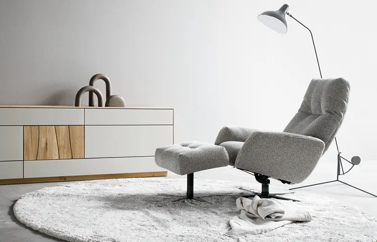 Sessel sorgen für wunderbar entspannende Momente im Wohnzimmer.