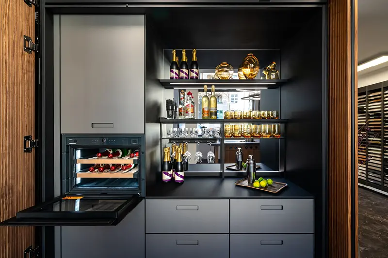 Next125 Kuechenschrankelement mit verschiedenen Getraenken