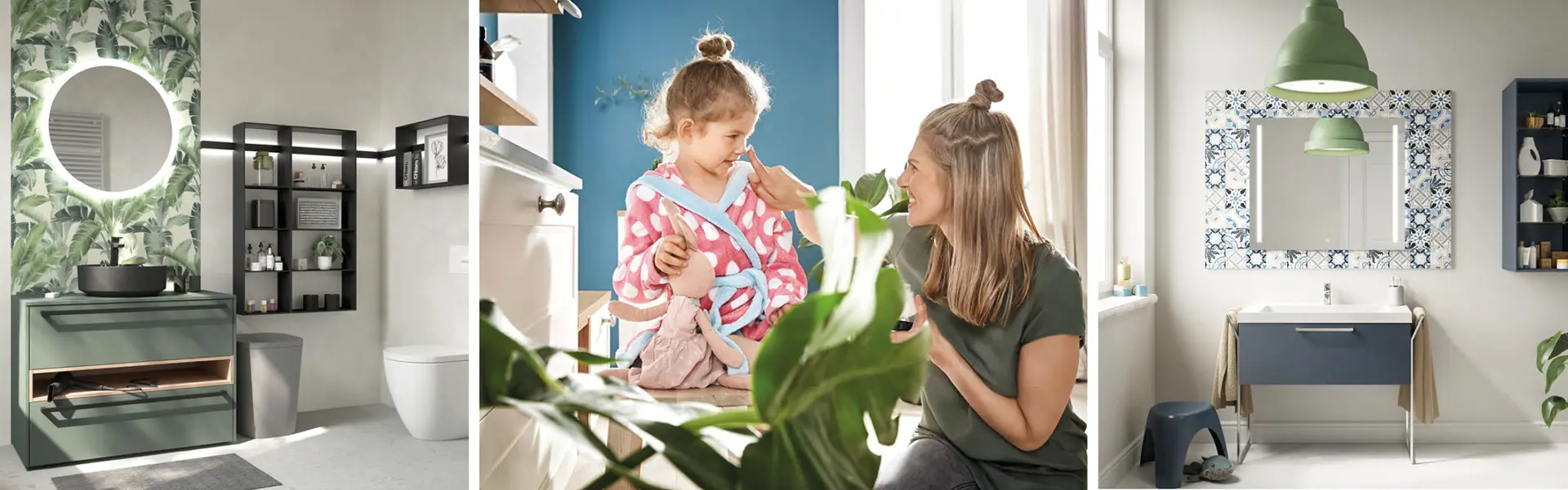 Grünpflanzenwandmuster im Badezimmer, Mutter und Tochter hinter einer Monstera-Pflanze im Bad, Badmöbel im Holz-Look kombiniert mit einer Grünpflanze und frischem Blau