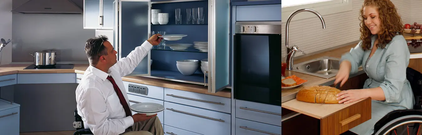 Personen mit Handicap erledigen alltägliche Aufgaben in für sie ausgestattete Küchen.