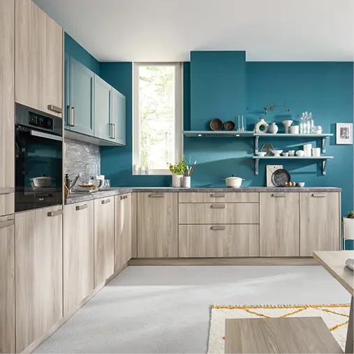 Helle hoelzerne L-Kueche mit Einbaubackofen