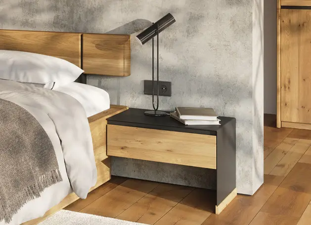 Nachttisch in Holz-Metall-Optik mit Leselampe neben Bett