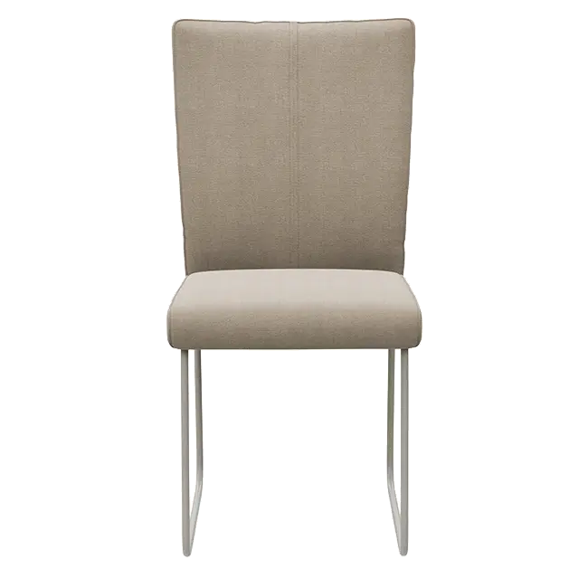 Beiger Esszimmerstuhl mit silbernem Gestell.