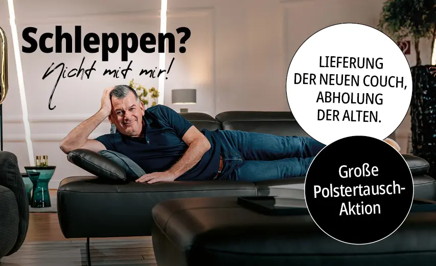 Mann liegt entspannt auf einem schwarzen Ledersofa – Große Polstertauschaktion: Lieferung der neuen Couch, Abholung der alten