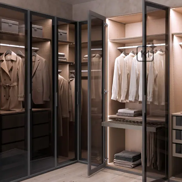 Person genießt ihr Zuhause mit neuem Kleiderschrank