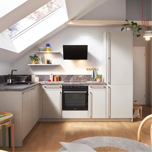 Küche mit Holzfronten, offenen Regalen und dunkelblauem Hochschrank