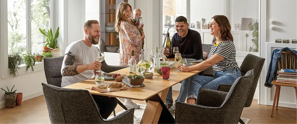 Stilvolles Esszimmer mit Massivholztisch, gepolsterten Stühlen und passenden Wohnmöbeln. Harmonisches Einrichtungskonzept mit Vitrine und Sideboard in Holzoptik für modernes und gemütliches Wohnen.