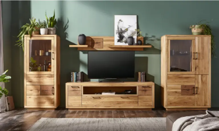 Regale und Hängeschränke sorgen bei einer modernen Wohnwand für zusätzlichen Stauraum.