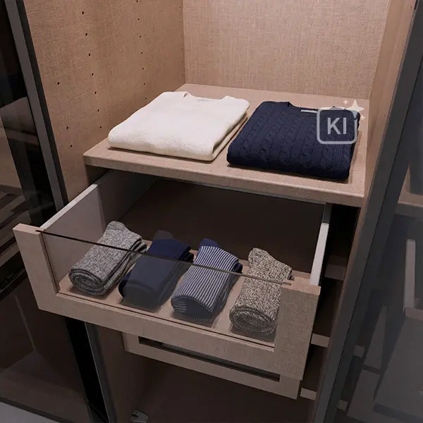 Person plant ihren Kleiderschrank zuhause