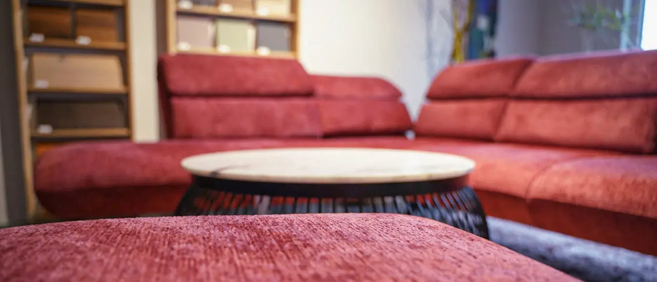 Rote Couch mit hölzernem Couchtisch