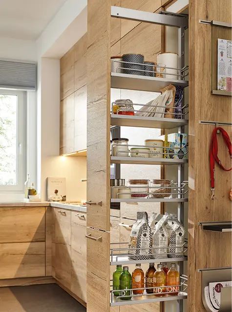Ausziehbarer Apothekerschrank für Vorräte in kleiner Küche, Holzfronten.