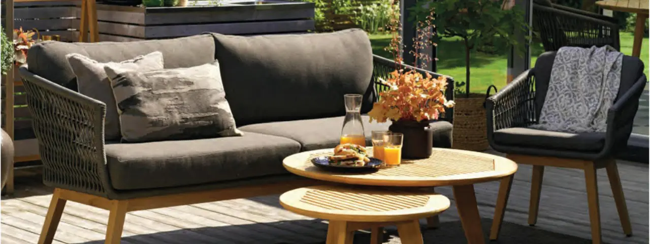 Graues Sofa mit Longchair in Raum mit wand-großen Fenstern