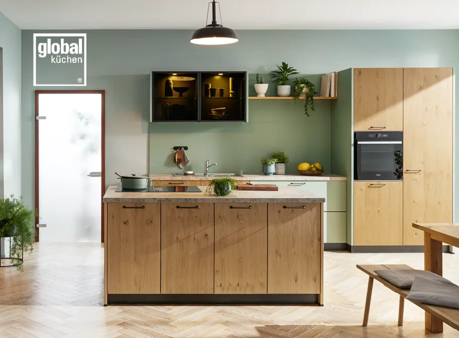 Küchenzeile mit Insel in Pastellgrün mit Holzdekor von der Marke global Küchen.