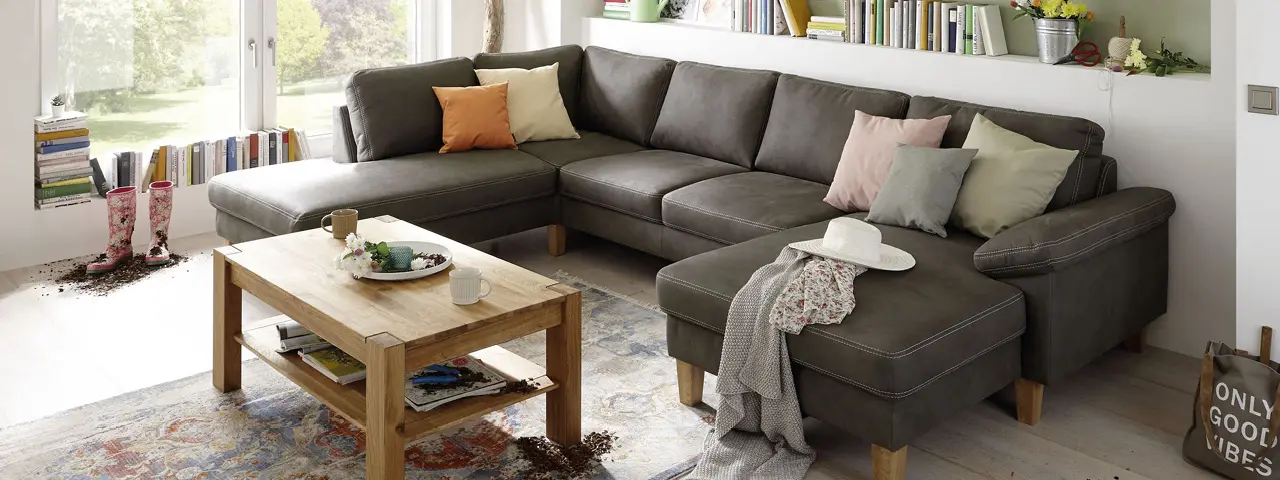 Graues Sofa mit Longchair in Raum mit wand-großen Fenstern