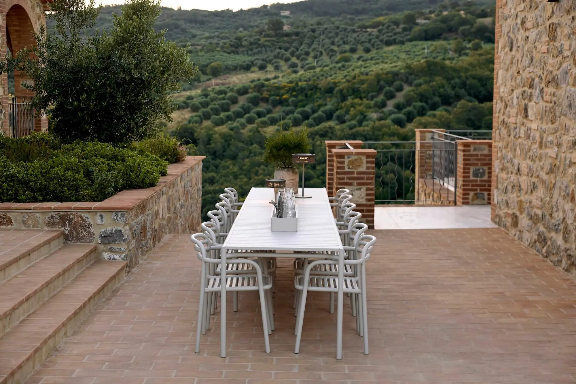 Cane_Line_Sitzgruppe_Metall_Hellgrau