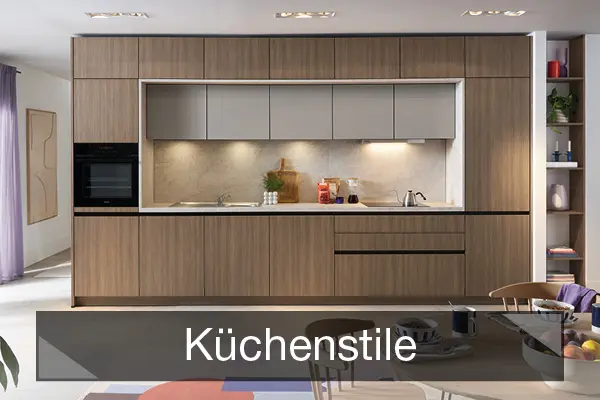 Moderne Einbauküche in Holzoptik, Schriftzug „Küchenstile“.