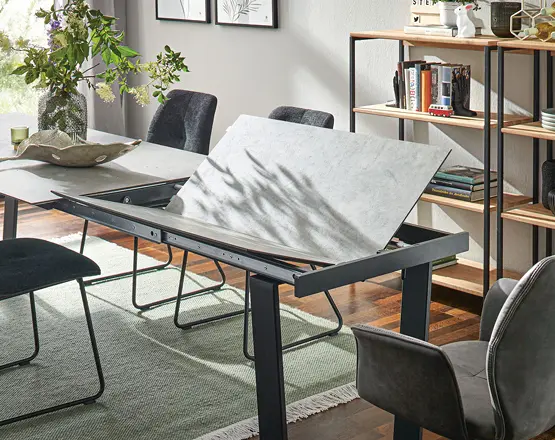 Ein ausziehbarer Esstisch kann ausgezogen oder ausgeklappt werden.