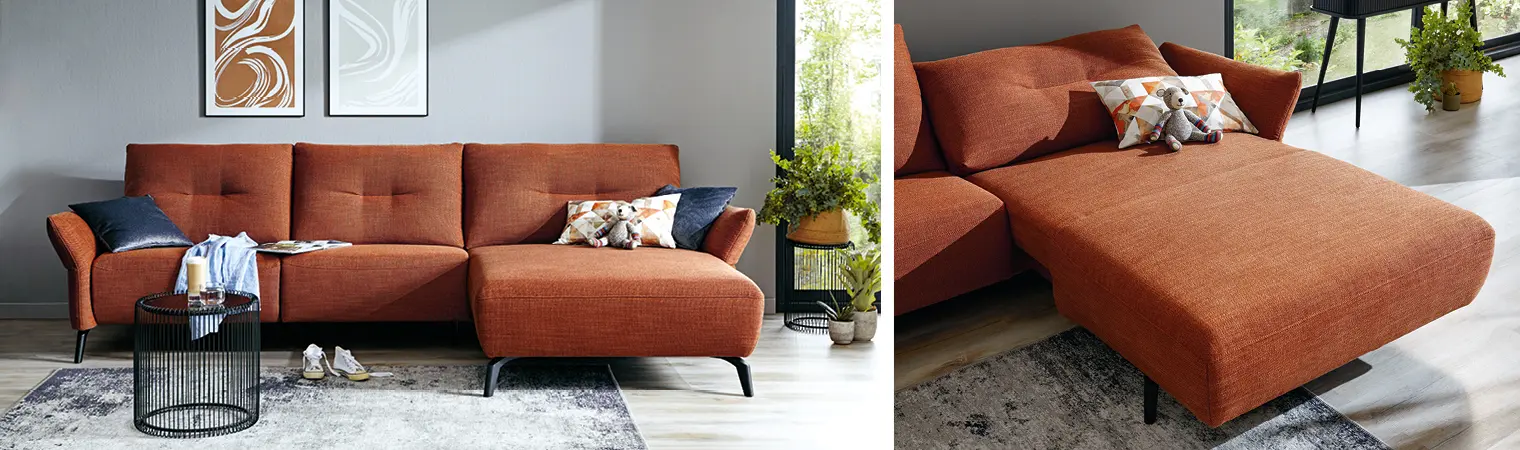 Komfortables Sofa in rostbrauch mit Couchtisch vor grauer Wand, hohe Sitzhöhe für Senioren