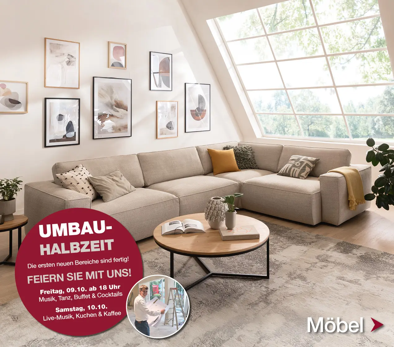 Beiges Ecksofa mit hölzernem Couchtisch in hellem Wohnzimmer mit Panoramafenster.