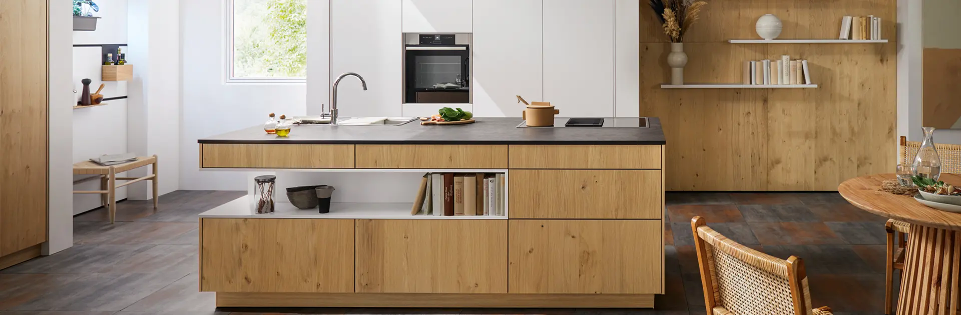 Contur Küche weiß und helles Holz