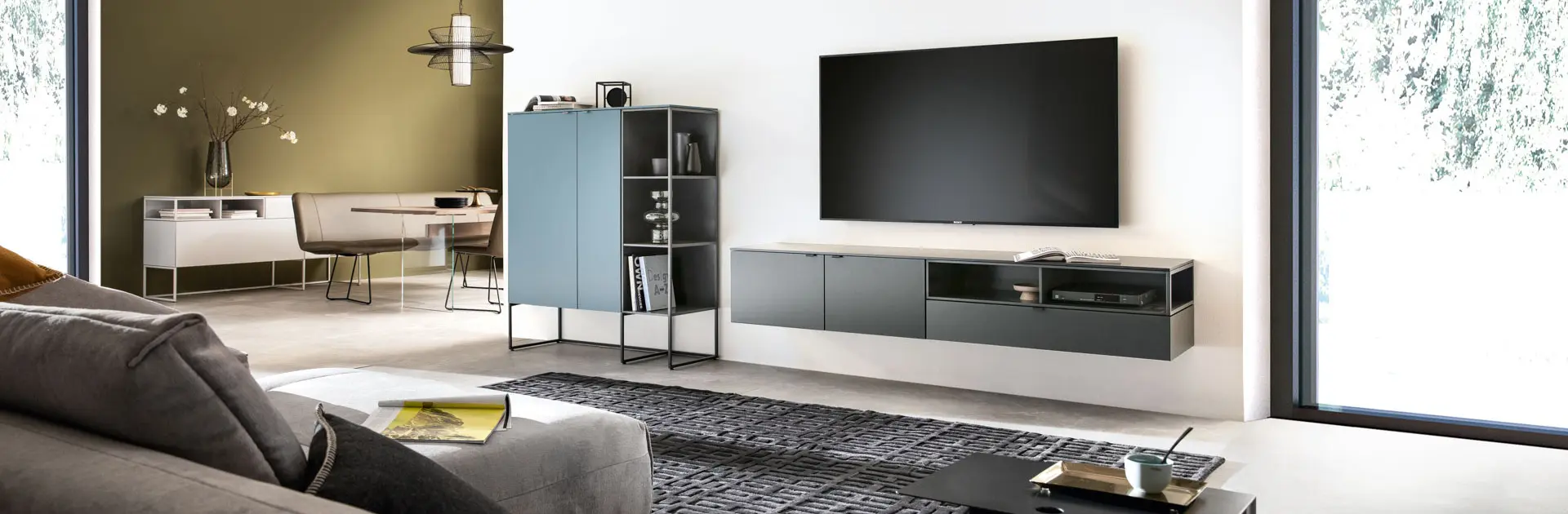 Stylische Wohnwand in modernem Wohnzimmer