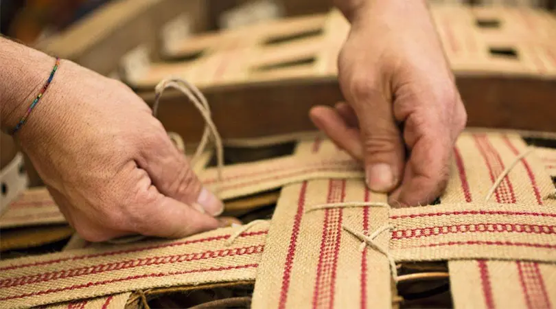 Das Sofa im Wohnzimmer sorgt für Gemütlichkeit.