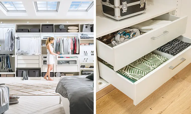 Offener Kleiderschrank nach Maß in Weiß, davor junge Frau, die ihre Kleidung ansieht im hellen, freundlichen Raum und offene Schubladen eines offenen Kleiderschranks