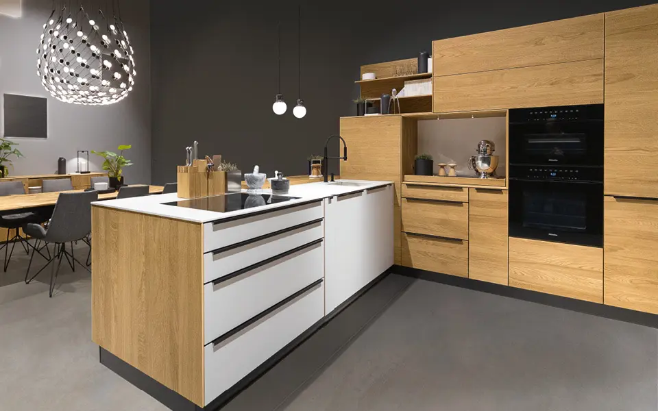 Hochmoderne Küche mit Holzoptik.