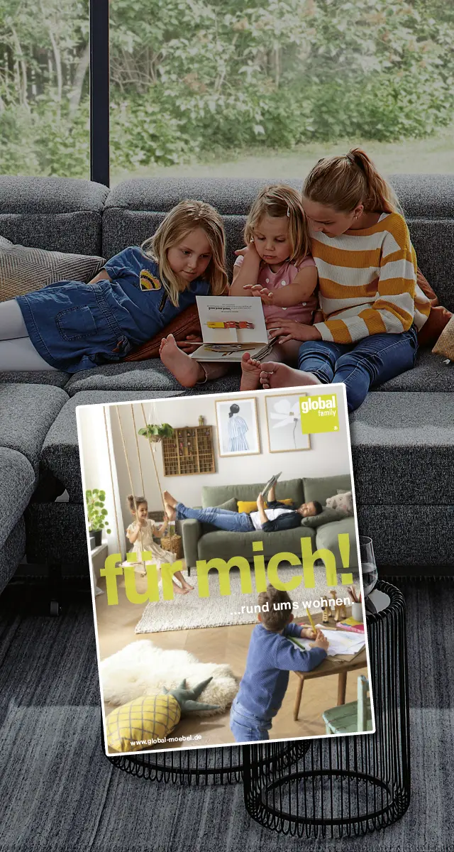Global Family Katalog - Kinder sitzen auf Sofa und lesen