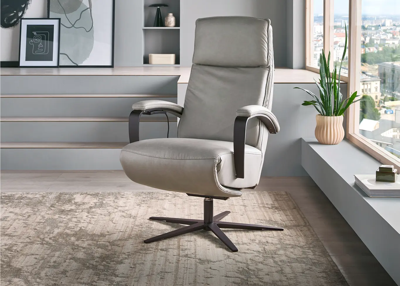 Lesende Frau auf graubraunem Relaxsessel mit Beistelltisch und Rotweinglas