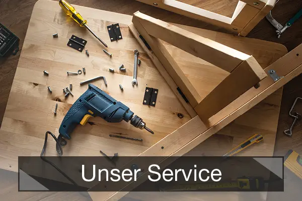 Diverses Werkzeug mit Schrauben auf teilweise zusammengebauten Tisch.