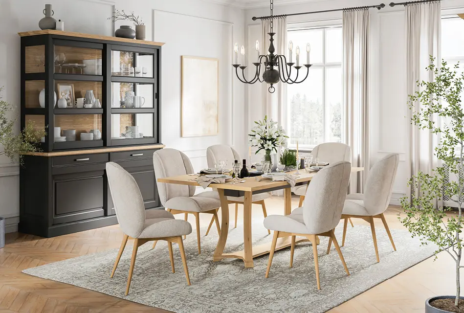 Hochwertiges Esszimmer mit Massivholz Esstisch, gepolsterten Stühlen, schwarzer Vitrine und Kronleuchter. Helle Farben, Holzboden und große Fenster sorgen für ein elegantes und zeitloses Wohnambiente.
