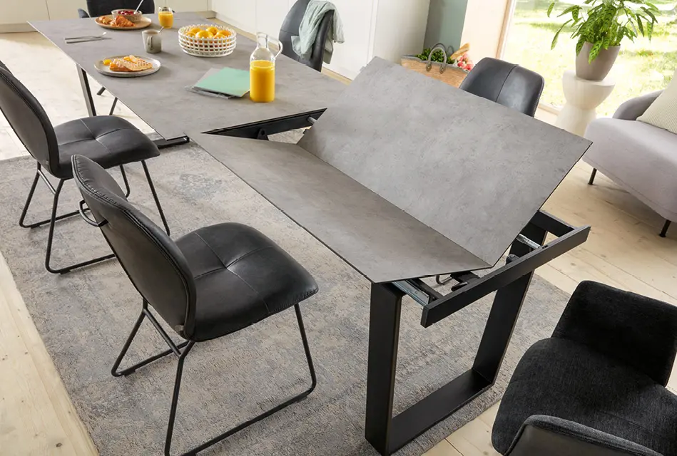 Ausziehbarer Esstisch mit hochklappbarer Platte als Platzlösung für kleine Küche.