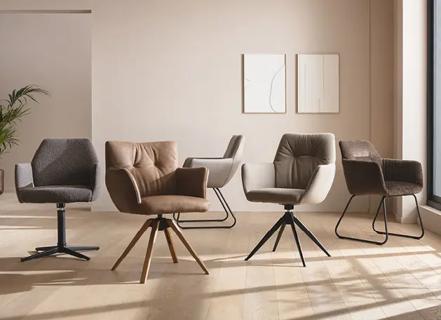 Vier moderne Polsterstühle in verschiedenen Farben im Wohnbereich