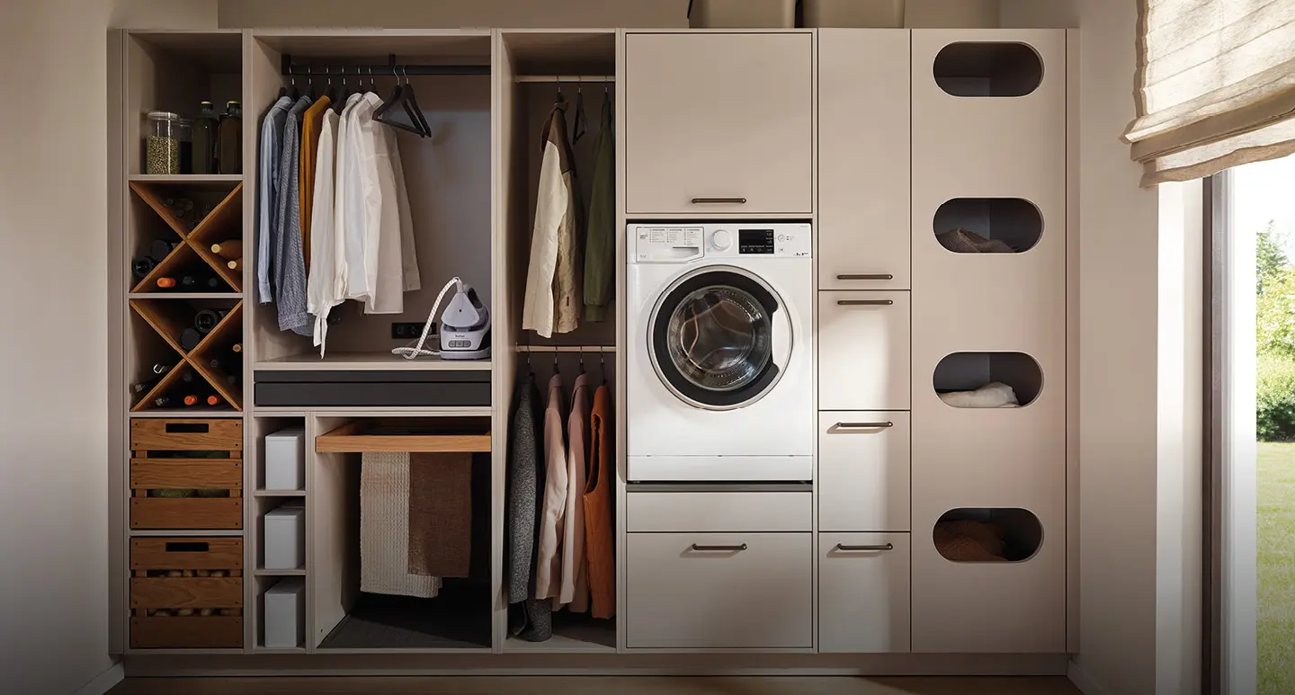 Hauswirtschaftsraum mit Stauraumlösung, Waschmaschine und offener Garderobe.