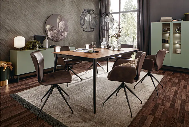 Harmonie im Esszimmer entsteht durch Stühle, die zum Esstisch passen.