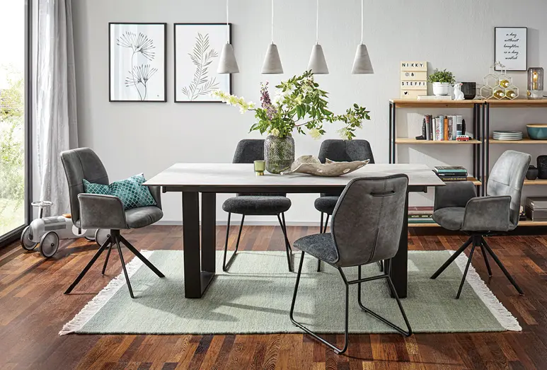 Wenn das Design der Polsterstühle und der Polsterbank zum Stil der restlichen Einrichtung passen, entsteht ein rundes Bild im Esszimmer