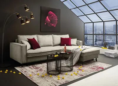 Graues Sofa mit Longchair in Raum mit wand-großen Fenstern