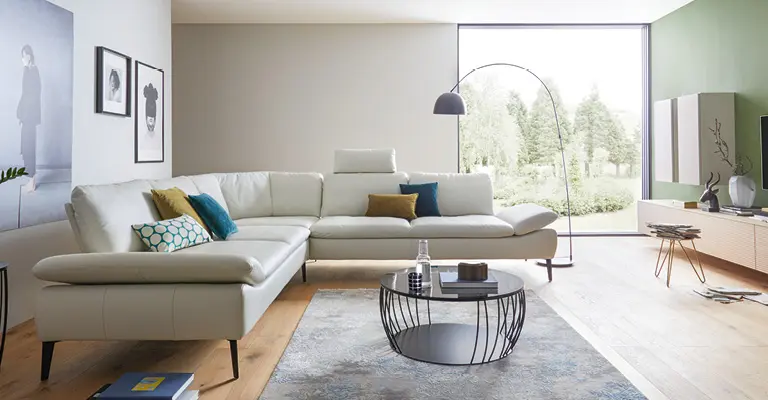 Eckig oder rund, bootsförmig oder oval – Couchtische gibt es in vielen Formen.