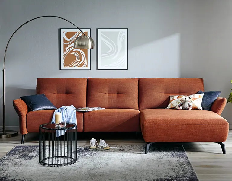 Ordnung trifft Entspannung.   Dieses Schlafzimmer begeistert mit klaren Linien, sanften Farben und cleverem Stauraum. Der perfekte Rückzugsort für alle, die Wert auf Design und Funktion legen.