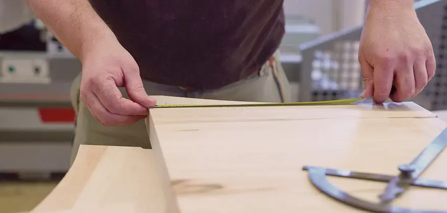 Maßband in Schreinerei, Holzmöbel