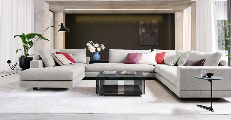 Couchtische mit Stauraum sind praktisch und sorgen für einen aufgeräumten Eindruck im Raum.