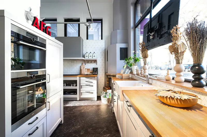 Country Kueche mit EInbaubackoefen und hoelzerner Arbeitsplatte im Kuechenhaus Gruber