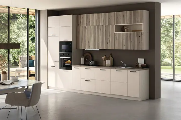 Der Küchenblock besteht aus Hochschrank, Unterschränken und Oberschränken