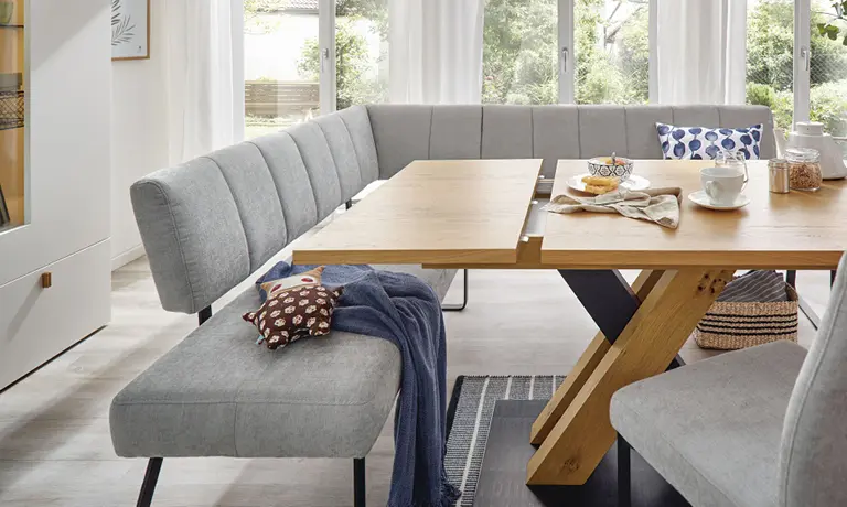 Längst muss eine moderne Eckbank nicht mehr in der Ecke an der Wand stehen. Mitten im Raum macht sie sich sehr gut.