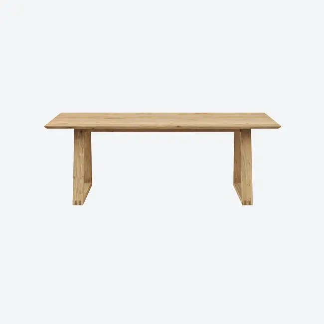 Esstisch aus hellem Massivholz vor weißem Hintergrund.
