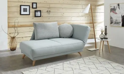 Sie sehen eine Einzelliege mit Kissen, Füße Holz, jedoch auch in Metall möglich